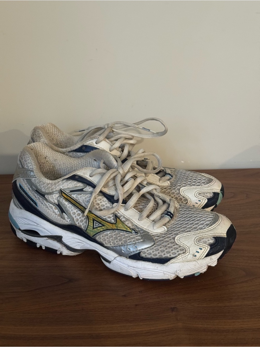 Mizuno Wave Rider 8 Vintage 2005 Running Shoes White Silver Blue Women size 9
